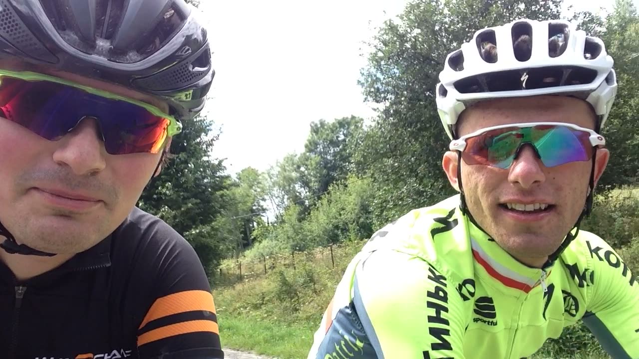 Arek Kogut riding with Rafał Majka